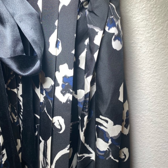 NEW WITH TAGS THE LIMITED FLORAL DRESS WOMANS black / white Blue SIZE 12 - Picture 2 of 10